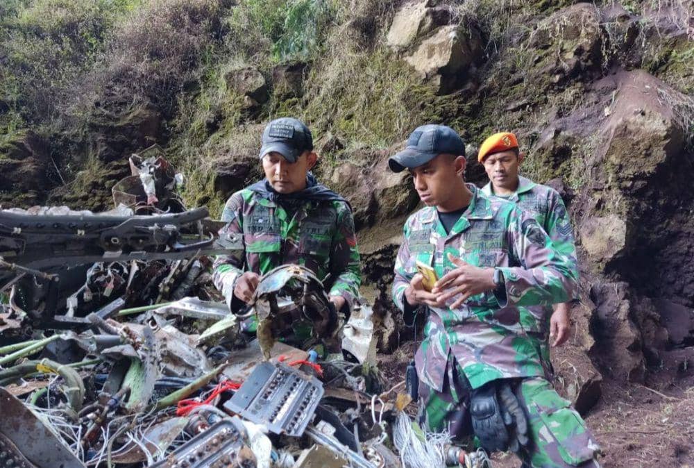 Proses evakuasi bangkai pesawat Super Tucano di Pasuruan. (Dok. TNI AU)