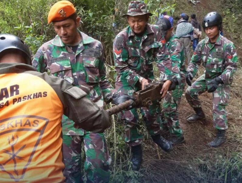 Proses evakuasi bangkai pesawat Super Tucano di Pasuruan. (Dok. TNI AU)