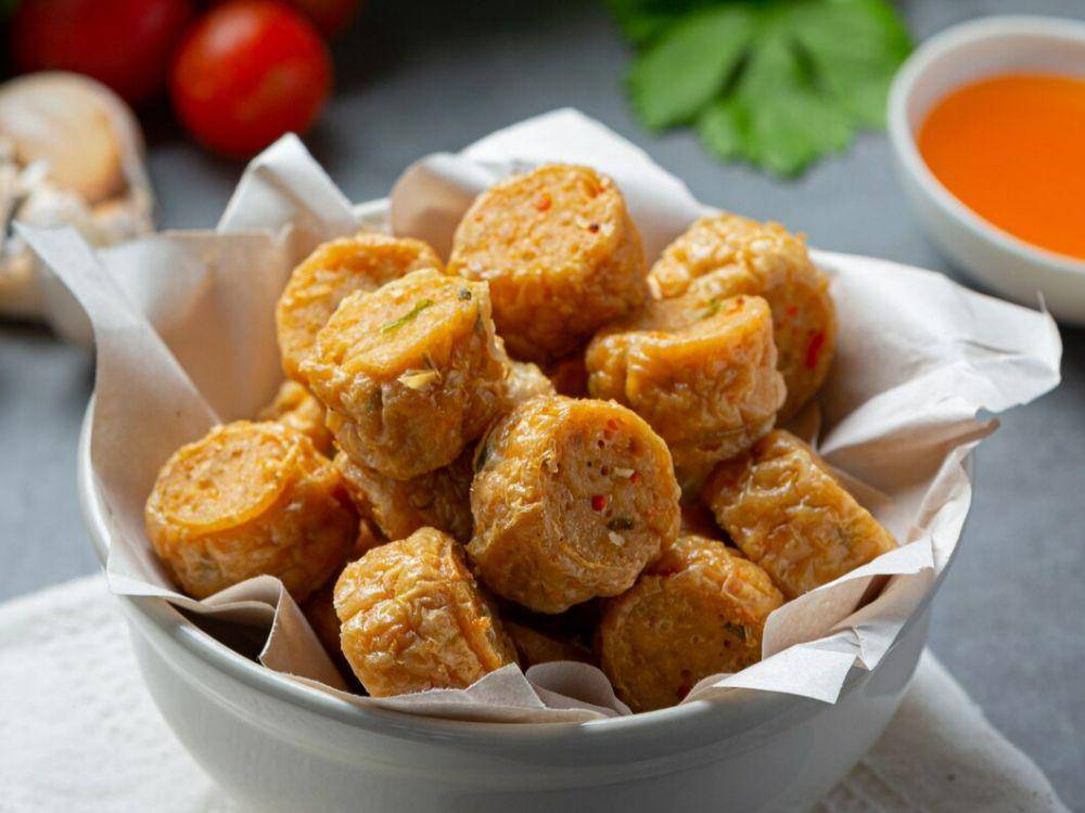 olahan ngohiong goreng (freepik.com/jcomp)