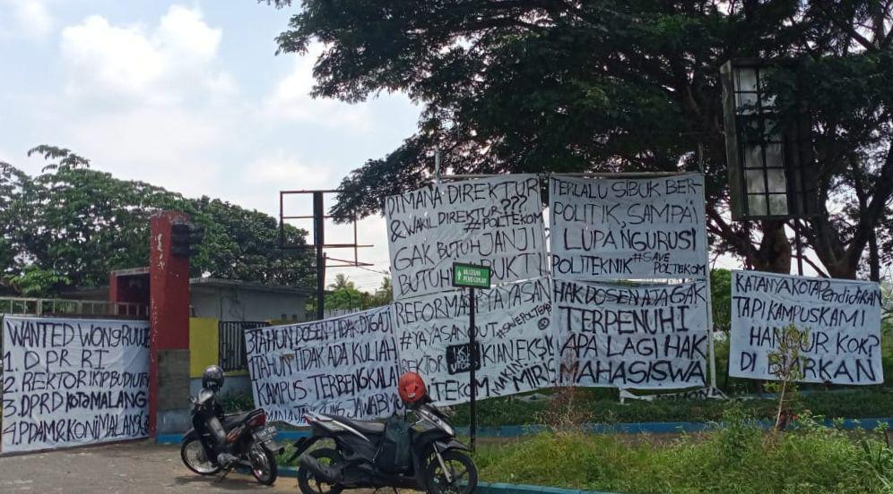 Spanduk protes dari mahasiswa Poltekom. (IDN Times/Rizal Adhi Pratama)