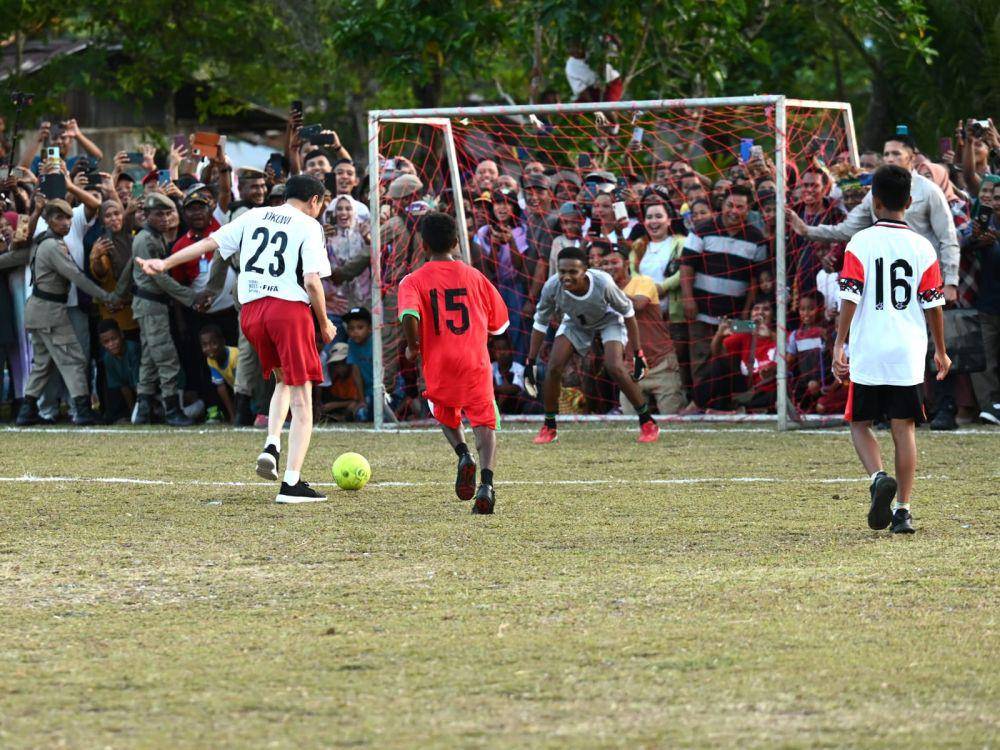 Presiden Jokowi bermain sepak bola dengan pelajar di Kabupaten Biak Numfor, Papua (dok. Sekretariat Presiden)