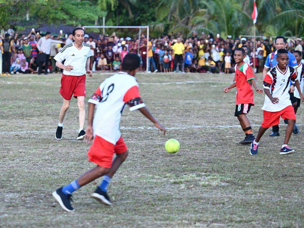 Presiden Jokowi bermain sepak bola dengan pelajar di Kabupaten Biak Numfor, Papua (dok. Sekretariat Presiden)