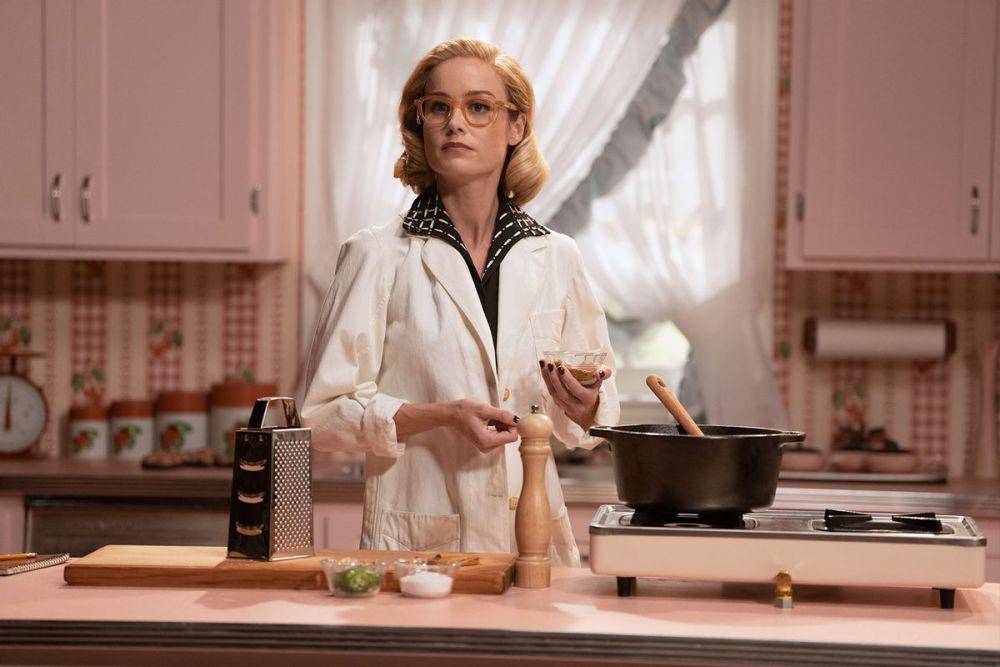 Brie Larson dalam serial Lessons in Chemistry (dok. Apple Studios/Lessons in Chemistry)