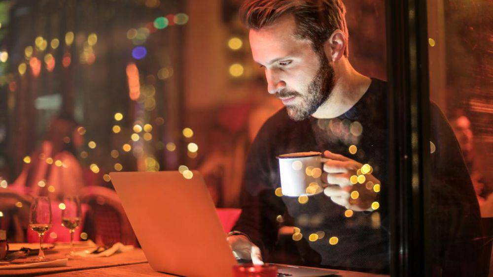 ilustrasi mencari informasi di laptop (pexels.com/Andrea Piacquadio)