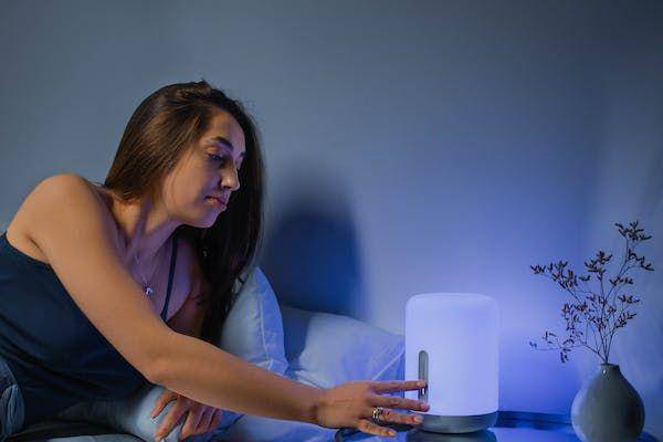 ilustrasi seseorang hendak mematikan lampu tidur karena tahu sudah jadwalnya untuk tidur (Pexels.com/Anna Nekrashevich)