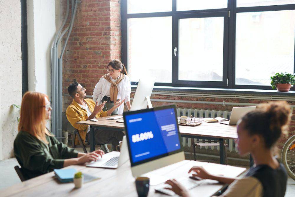 ilustrasi jadi pusat perhatian di kantor (pexels.com/ fauxels)