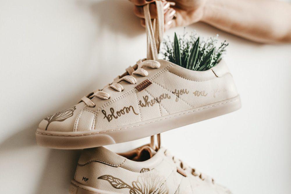 ilustrasi memegang sepatu (pexels.com/Jonathan Borba)
