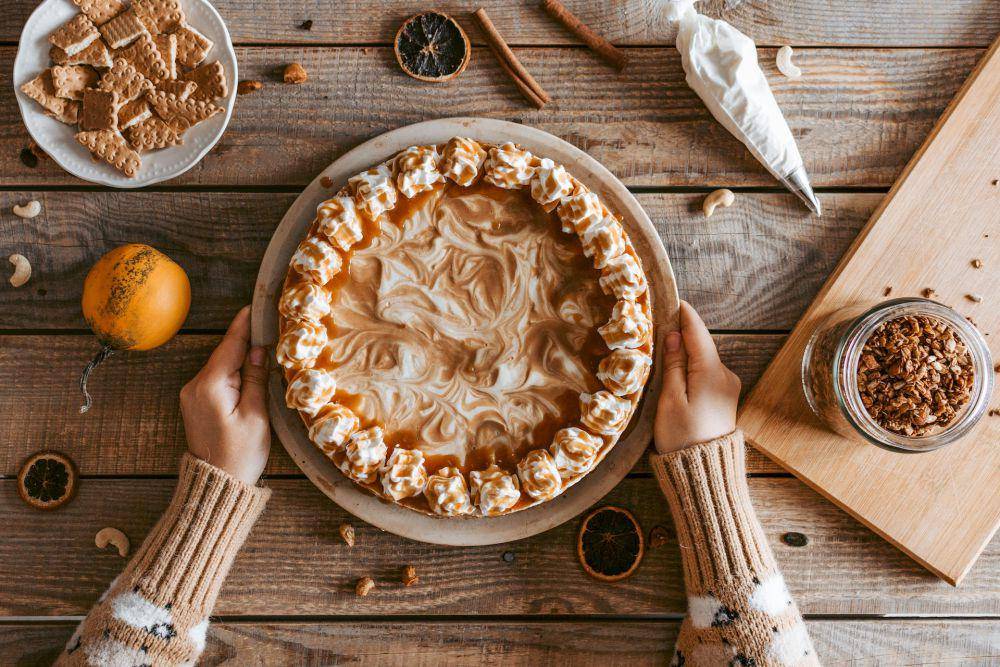 ilustrasi coconut cream caramel pie (pexels.com/Marko Klaric)