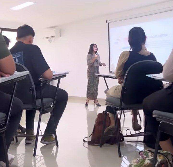Potret Prilly Latuconsina mengajar di kampus Udayana Bali. (instagram.com/prillylatuconsina96)
