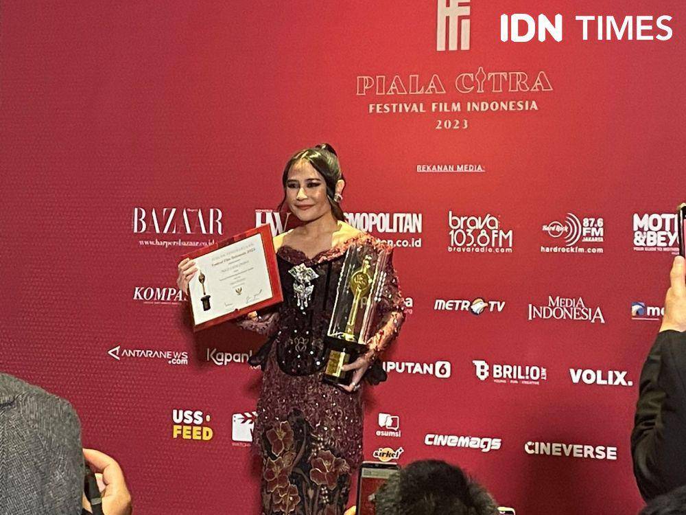 Prilly Latuconsina raih piala FFI. (dok. IDN Times/Erfah Nanda)