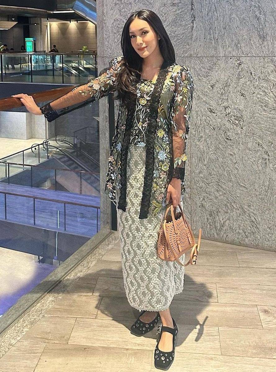 Kebaya floral brokat (instagrsm.com/tishadionetta)