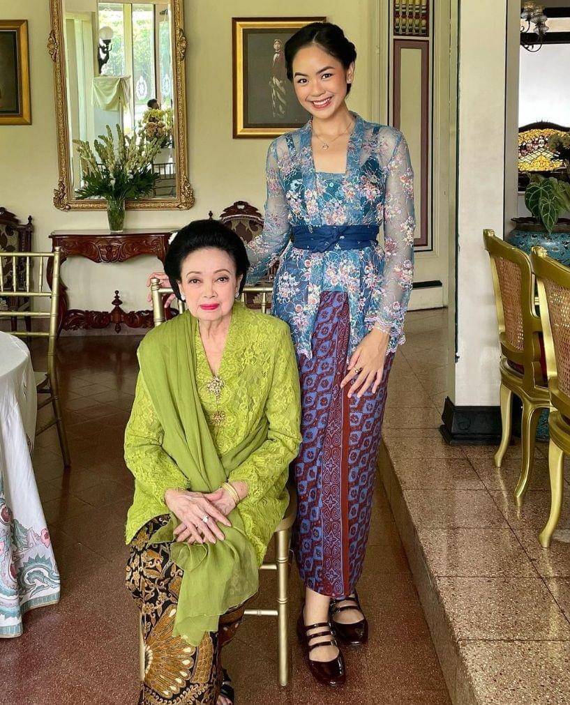 Kebaya floral brokat (instagram.com/raniaayamin)