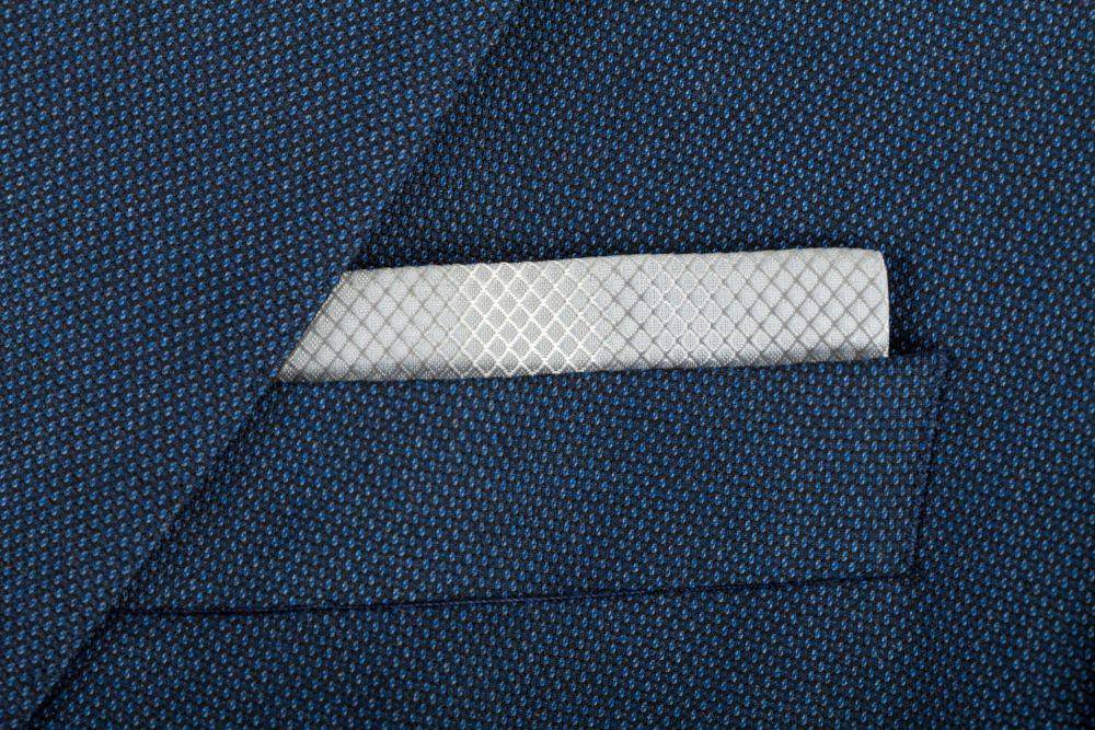 ilustrasi pocket square dengan teknik presidential fold (istockphoto.com/Ocskaymark)