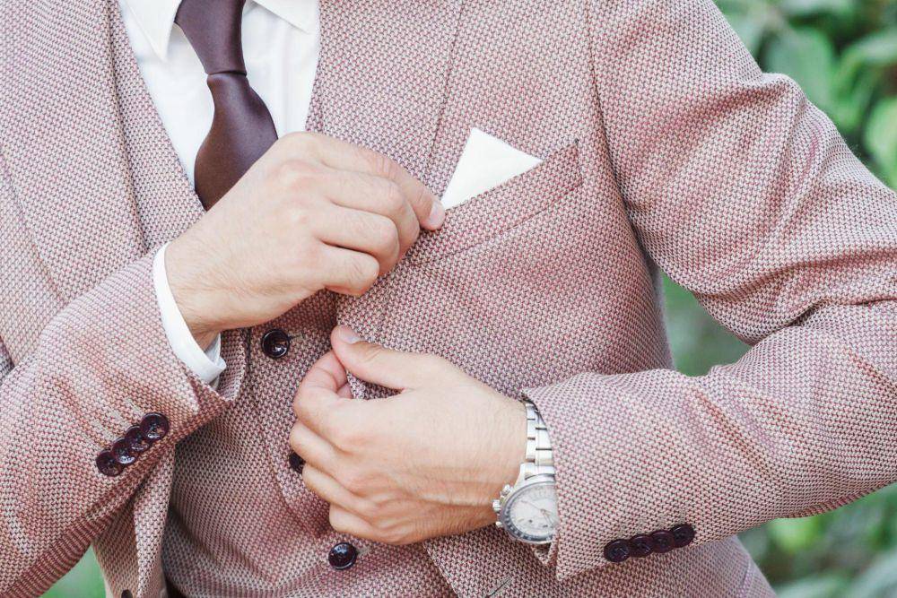 ilustrasi pocket square dengan ukuran kecil (istockphoto.com/frantic00)