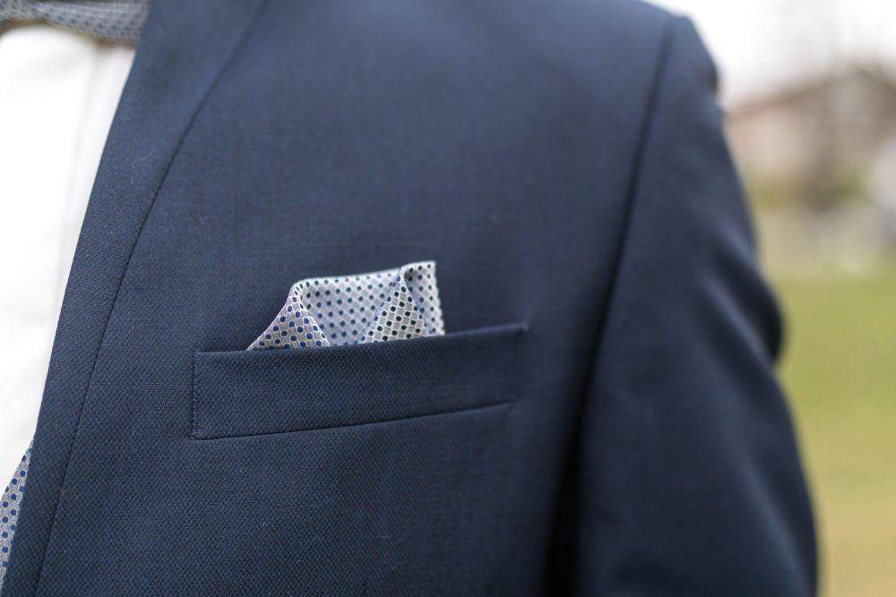 ilustrasi pocket square dengan bahan linen (istockphoto.com/Matic Grmek)