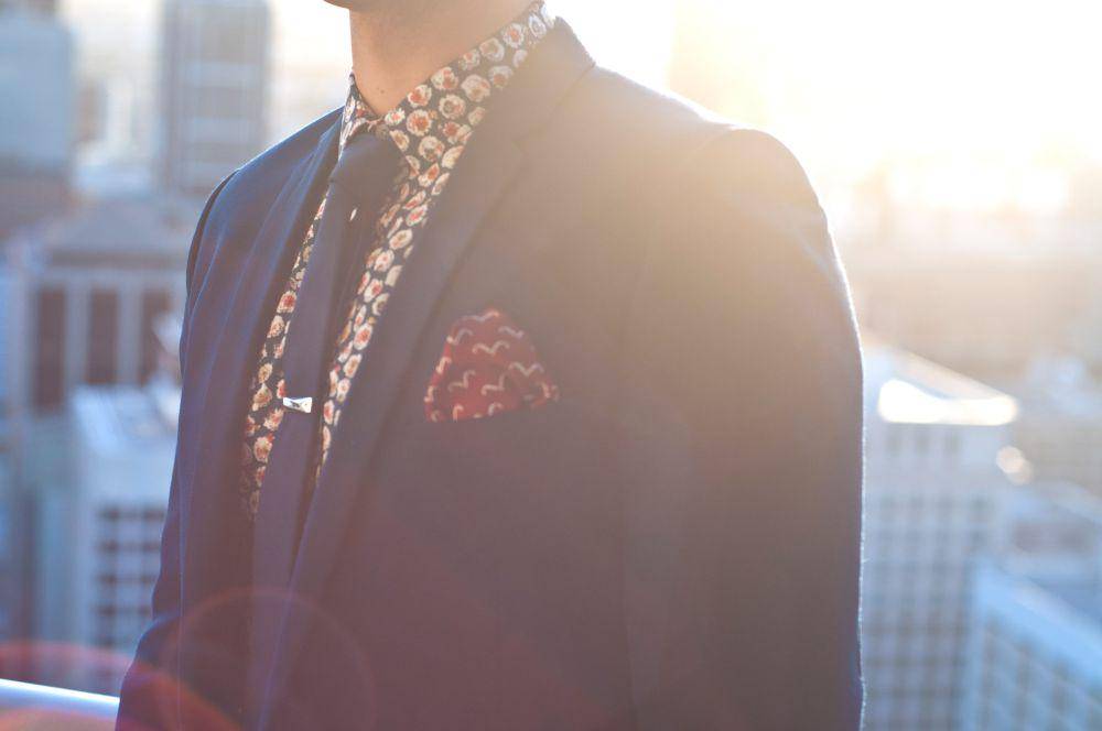 ilustrasi pocket square bermotif (unsplash.com/Steven Ungermann)