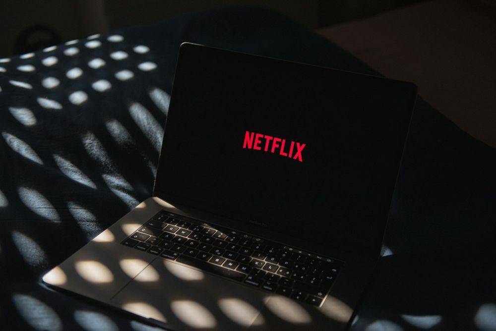 ilustrasi Netflix (Unsplash/Thibault Penin)
