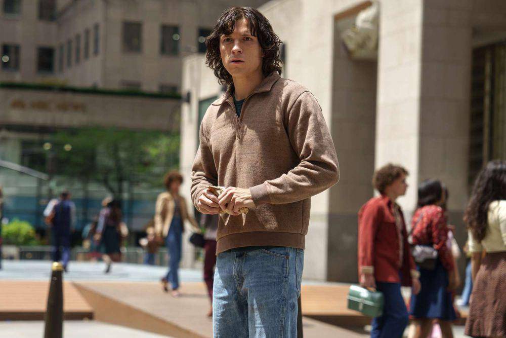 Tom Holland dalam serial The Crowded Room (dok. Apple Studios/The Crowded Room)