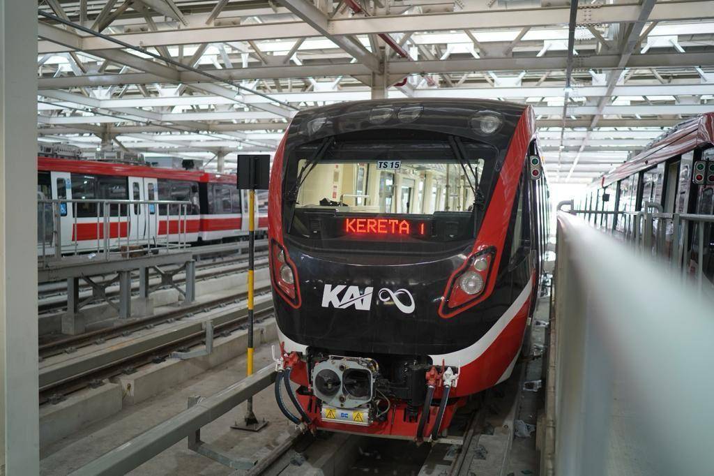 LRT Jabodebek yang sedang terparkir di Stasiun Halim. (Dok. KCIC)