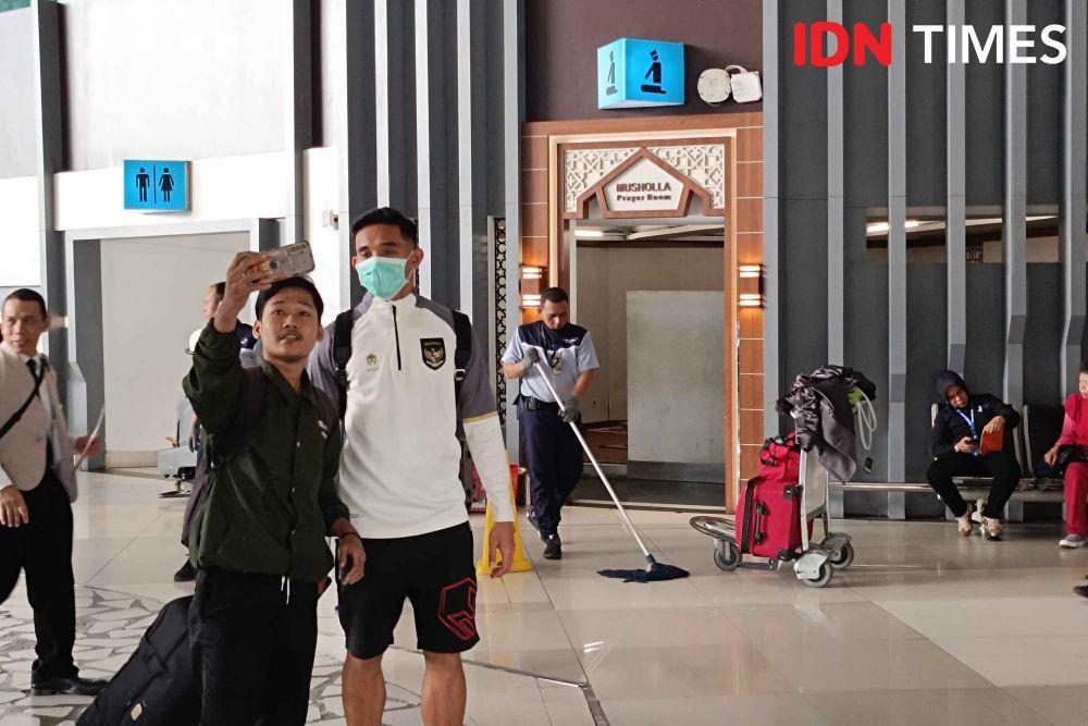 Timnas Indonesia tiba di Bandara Soekarno-Hatta usai menghadapi Irak dan Filipina, Rabu (22/11/2023). (IDN Times/Tino)