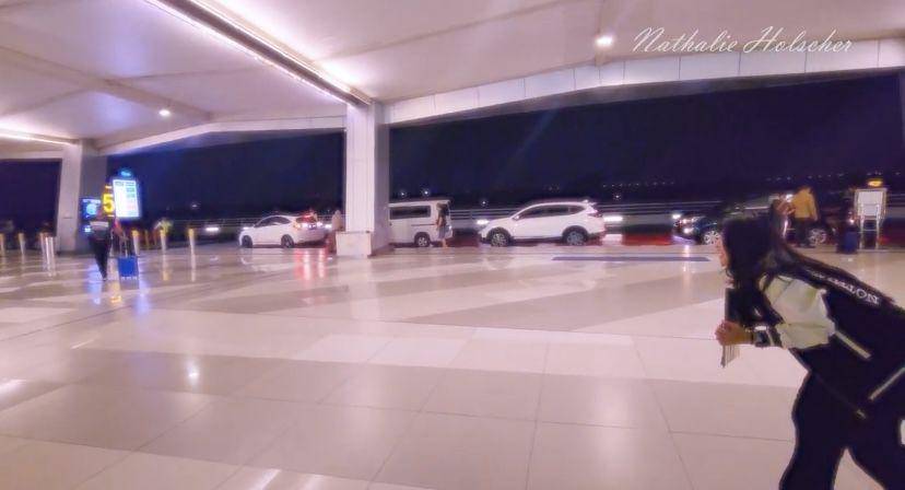 potret Nathalie Holscher jemput Ladislao di bandara (youtube.com/NATHALIE HOLSCHER)