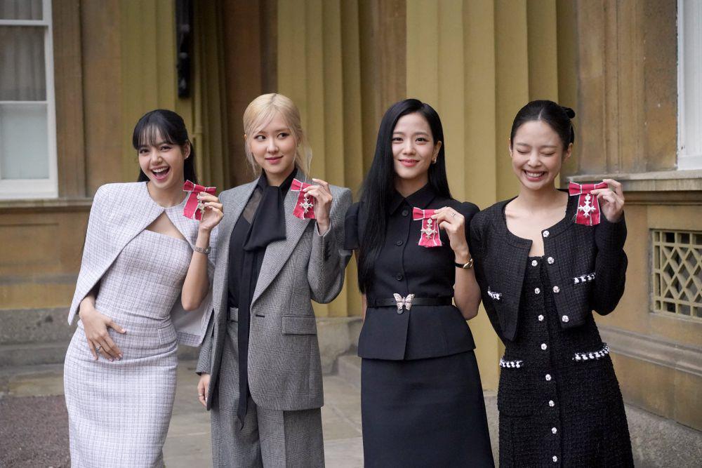 Momen BLACKPINK Dapat Gelar Kehormatan dari Raja Inggris di Buckingham