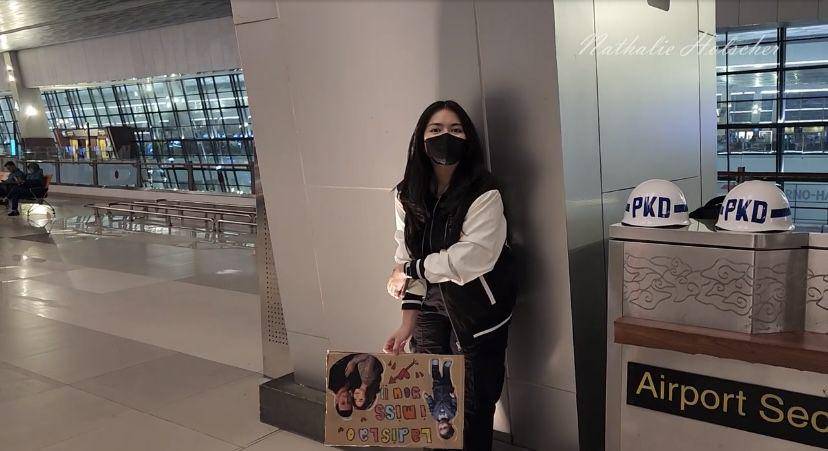 potret Nathalie Holscher jemput Ladislao di bandara (youtube.com/NATHALIE HOLSCHER)
