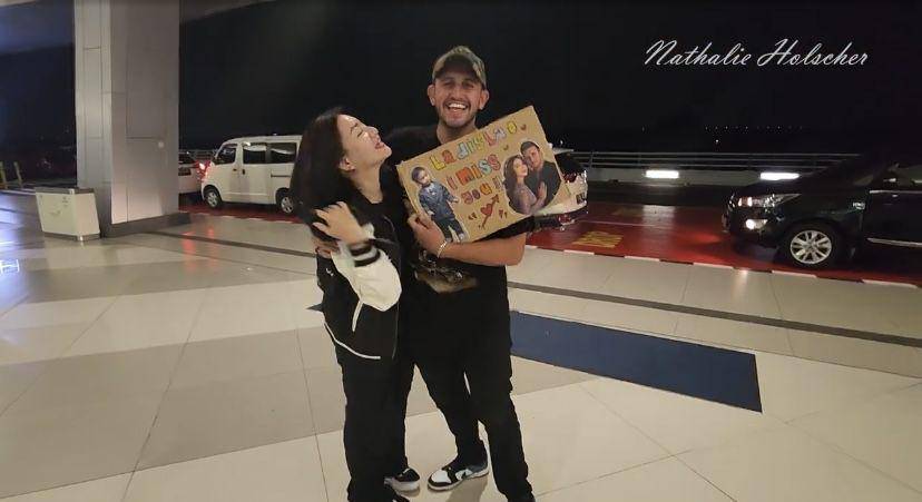 potret Nathalie Holscher jemput Ladislao di bandara (youtube.com/NATHALIE HOLSCHER)