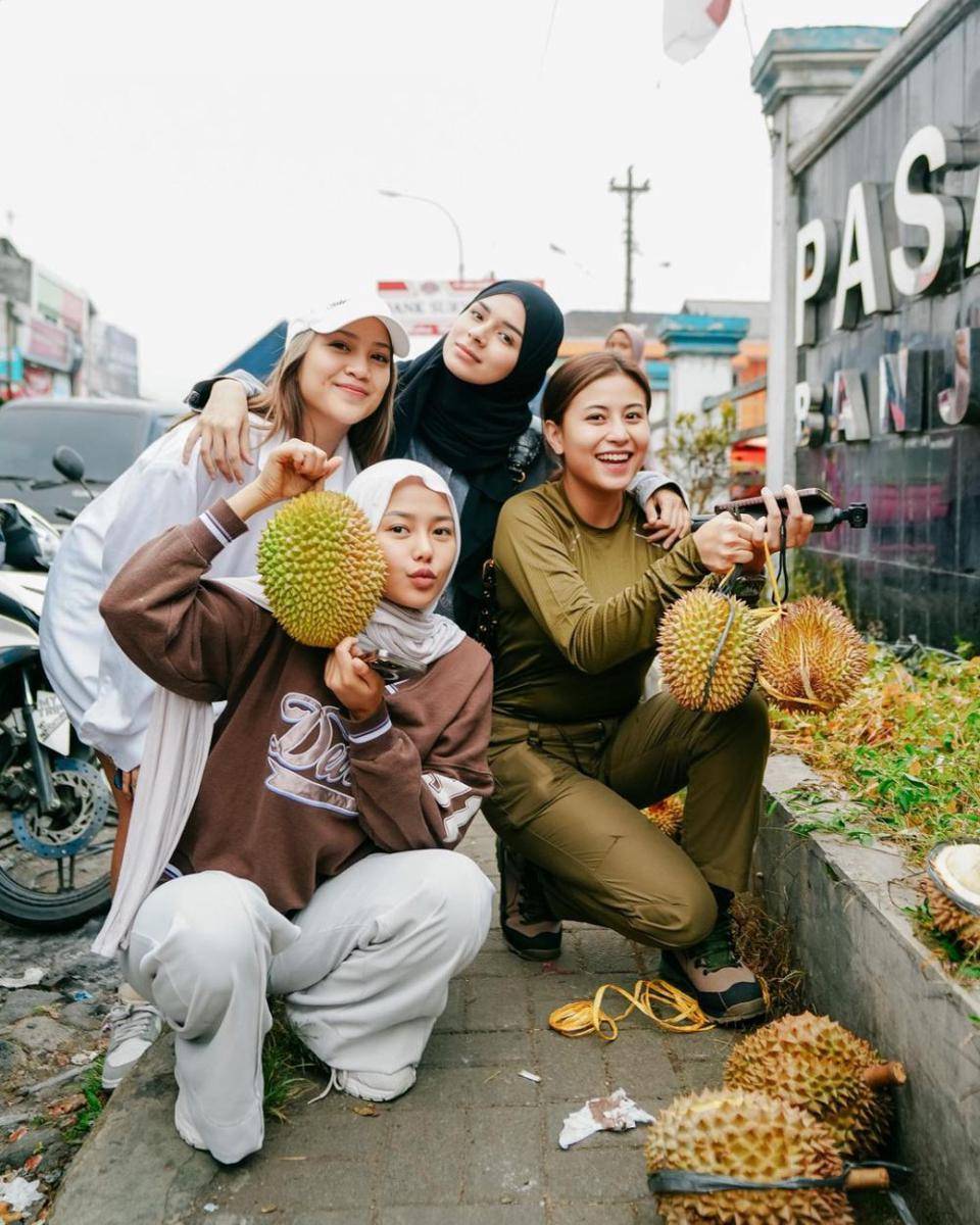 potret Karin Novilda dan sahabat (instagram.com/narinkovilda)