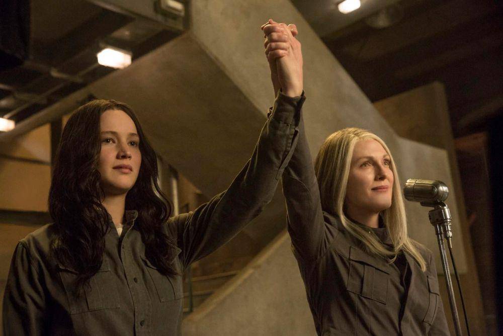 Katniss Everdeen dan Alma Coin di The Hunger Games: Mockingjay Part 1 (dok. Lionsgate/The Hunger Games: Mockingjay — Part 1)