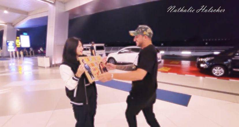potret Nathalie Holscher jemput Ladislao di bandara (youtube.com/NATHALIE HOLSCHER)