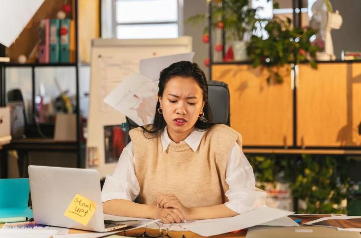 ilustrasi wanita berada depan laptop dengan wajah cemberut (pexels.com/anthonyshkrabaproduction)