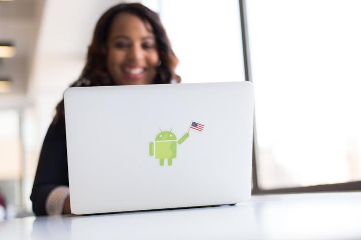 ilustrasi wanita berada depan laptop dengan wajah tersenyum (pexels.com/divinetechygirl)