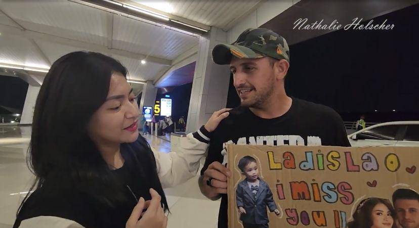 potret Nathalie Holscher jemput Ladislao di bandara (youtube.com/NATHALIE HOLSCHER)