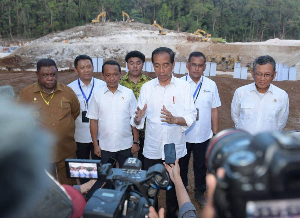 Presiden Joko “Jokowi” Widodo melakukan peletakan batu pertama atau groundbreaking Proyek Strategis Nasional (PSN) Kawasan Industri Pupuk Fakfak di Kabupaten Fakfak, Provinsi Papua Barat, pada Kamis, 23 November 2023. (dok. Sekretariat Presiden)