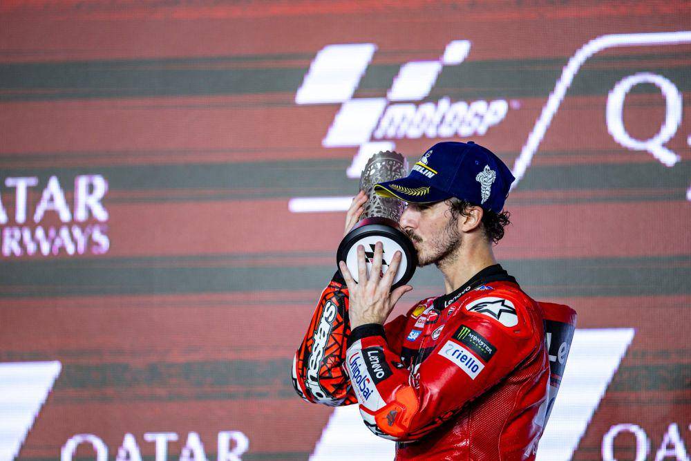 Francesco Bagnaia mencium trofi usai finis kedua di main race GP Qatar 2023. (ducati.com)