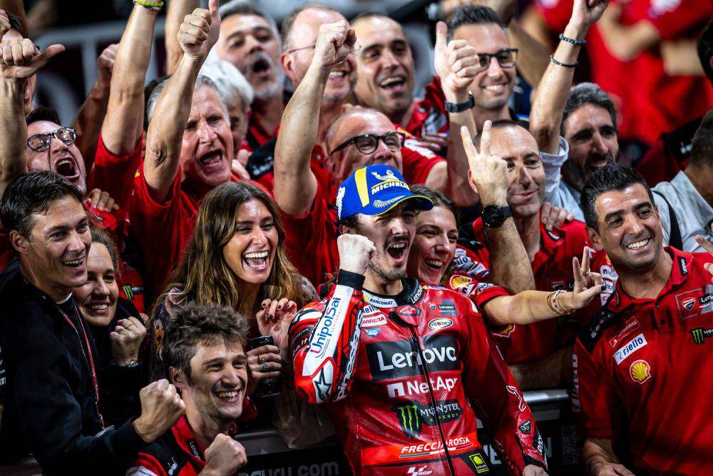 Francesco Bagnaia merayakan keberhasilan finis kedua di main race GP Qatar 2023 bersama kru Ducati. (ducati.com)