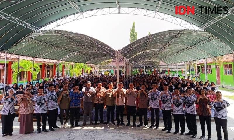 Pejabat OIKN, guru dan peserta didik  di Muara Jawa, Kukar foto bersama usai kegiatan (IDN Times/Ervan)