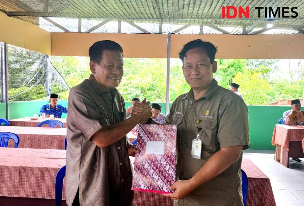 H. Sudirman bersama Direktur Yandas OIKN menujukan dokumen tanah yang dihibahkan (IDN Times/Ervan)