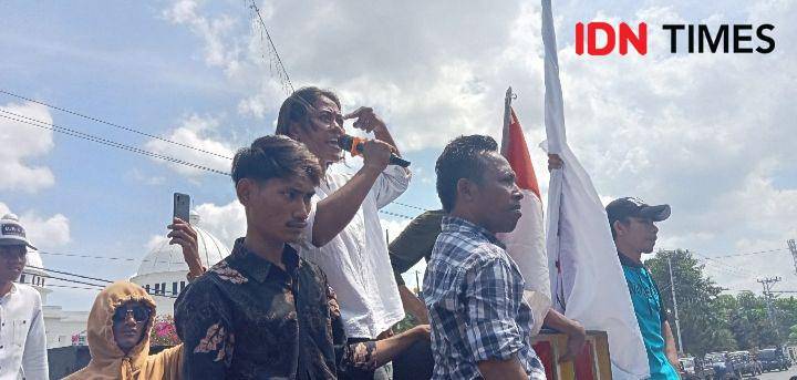 Foto Lina, Putri korban pembunuhan saat sampaikan tuntutan (IDN Times/Juliadin)