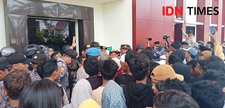 Massa saat merangsek masuk ke dalam Kantor PN Bima (IDN Times/Juliadin)