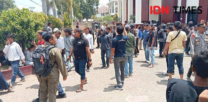 Foto massa di dalam halaman Kantor PN Bima (IDN Times/Juliadin)