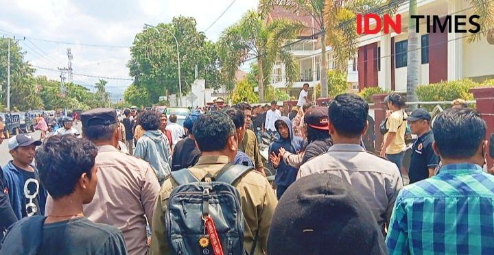 Sidang Putusan Kasus Pembunuhan Ditunda, Warga Bima Mengamuk