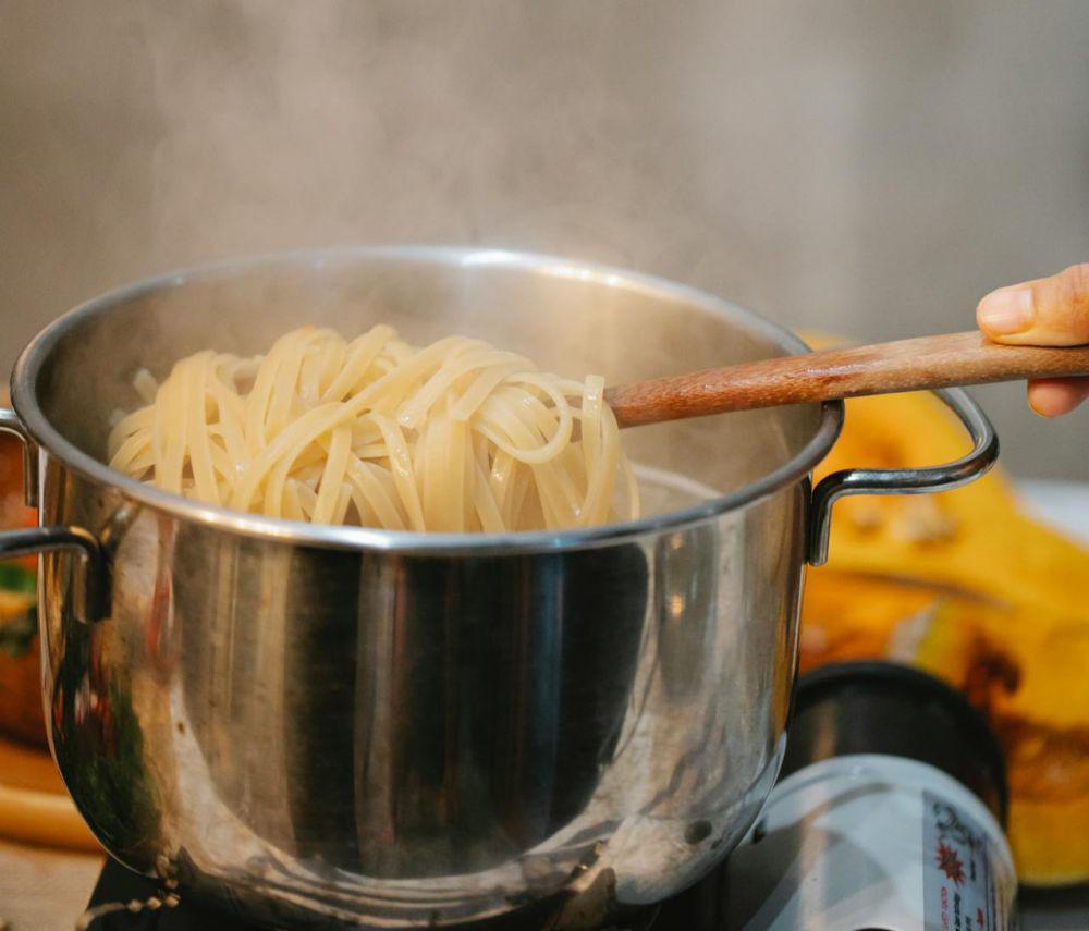 4 Cara Kreatif Menambahkan Air Sisa Rebusan Pasta ke Masakan