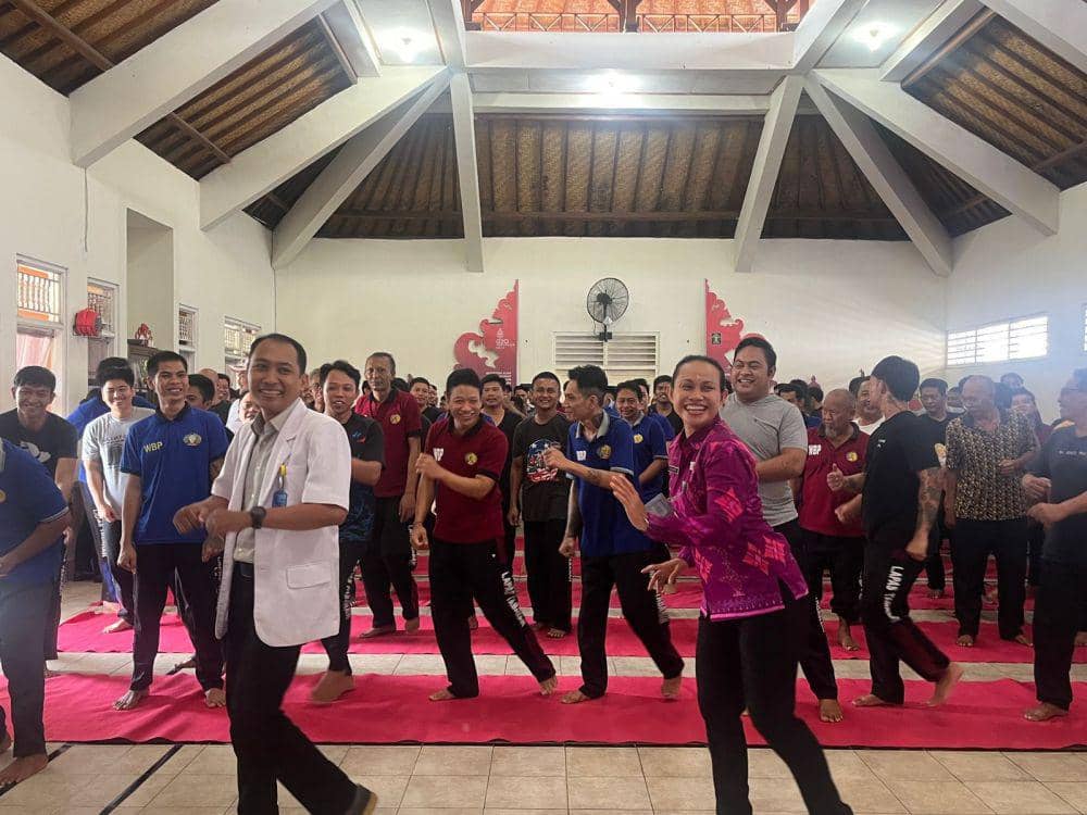 Layanan Teh Rina kepada warga binaan pemasyarakatan (WBP) yang ada di Lapas Tabanan, Kamis (23/11/2023) (Dok.IDNTimes/Istimewa)