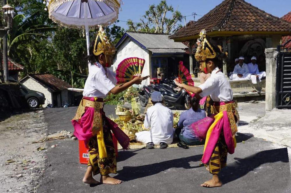 Jalan Akhirnya Diaspal, Warga Nusa Penida Persembahkan Tarian Sakral