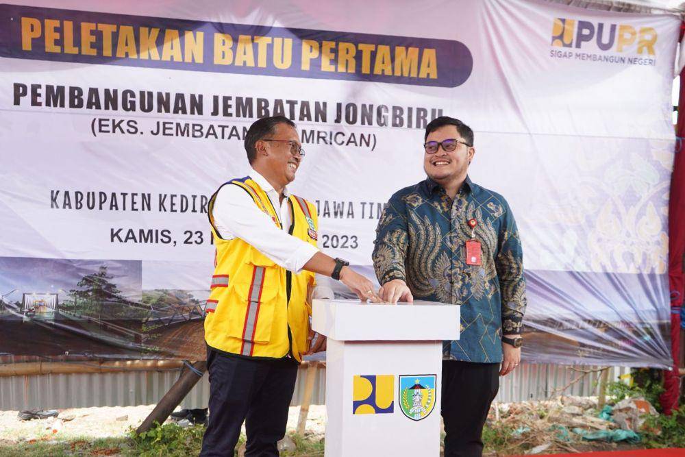 Pembangunan Jembatan Jongbiru, Kecamatan Gampengrejo, telah dimulai. Pembangunan jembatan penghubung antara Kabupaten dan Kota Kediri ini ditargetkan akan selesai pada Mei 2024 mendatang. (Dok. Pemkab Kediri)