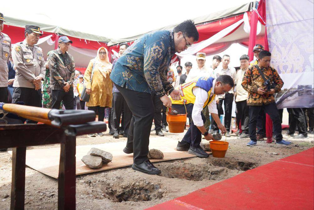 Bupati Kediri Hanindhito Himawan Pramana saat groundbreaking atau peletakan batu pertama pembangunan jembatan Jongbiru. (Dok. Pemkab Kediri).