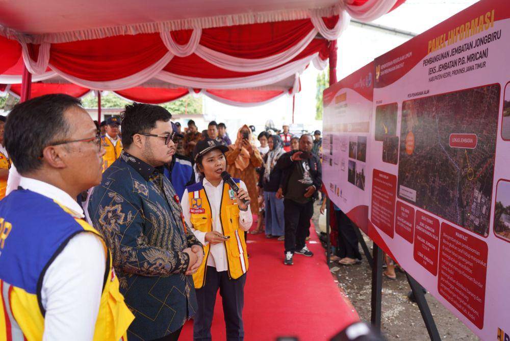 Pembangunan Jembatan Jongbiru, Kecamatan Gampengrejo, telah dimulai. Pembangunan jembatan penghubung antara Kabupaten dan Kota Kediri ini ditargetkan akan selesai pada Mei 2024 mendatang. (Dok. Pemkab Kediri)