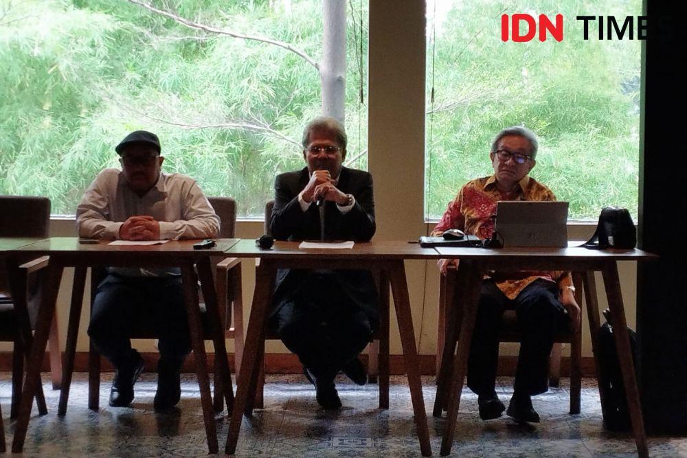 Kuasa hukum Staedtler Noris, Todung Mulya Lubis dalam konferensi pers di Jakarta, Kamis (23/11/2023). (IDN Times/Trio Hamdani)